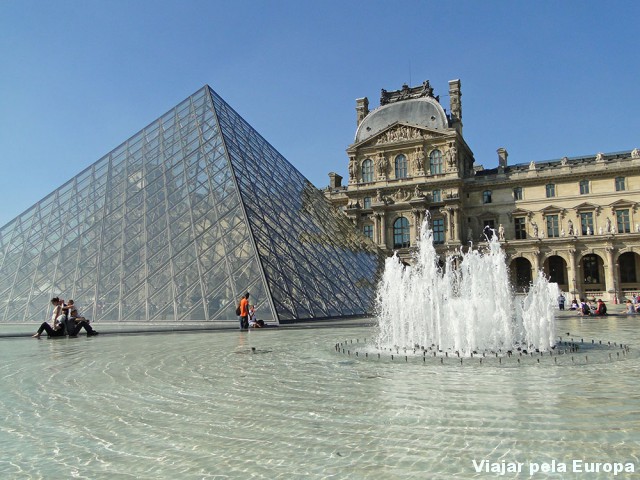 A Torre é linda! Mas o Louvre também merece o seu destaque :)