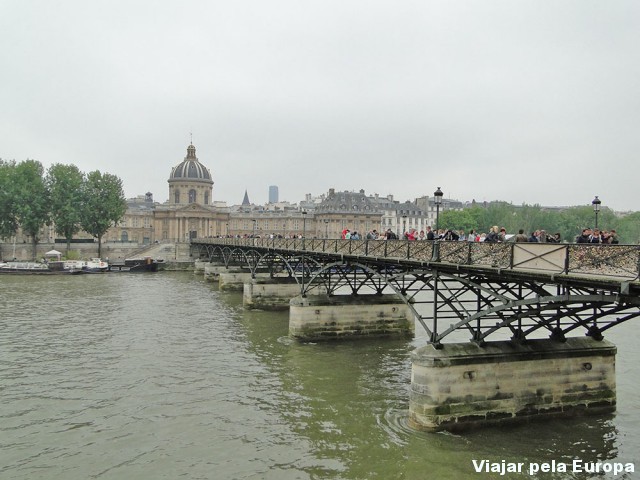 A famosa ponte dos cadeados que fica atrás do Louvre :)