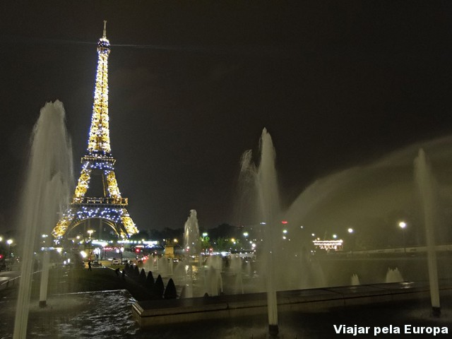Torre Eiffel dando show ao anoitecer :)