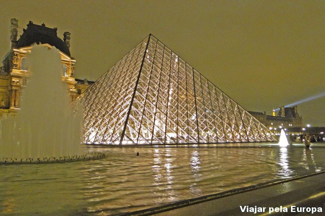 Ver o Louvre de dia ou de noite? 
