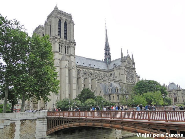A Notre Dame também é nude!
