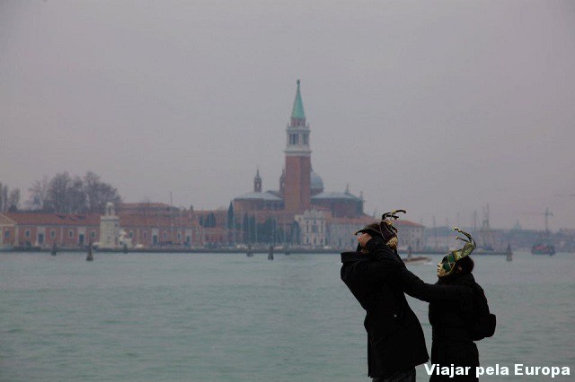 Casal com as máscaras de Veneza.