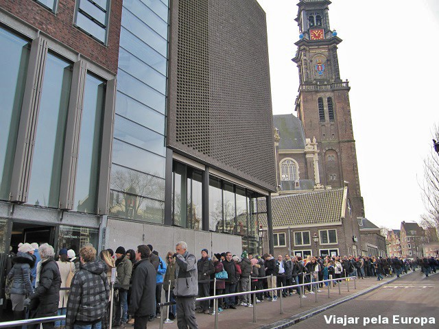 Fila para entrada na Casa/Museu Anne Frank. 