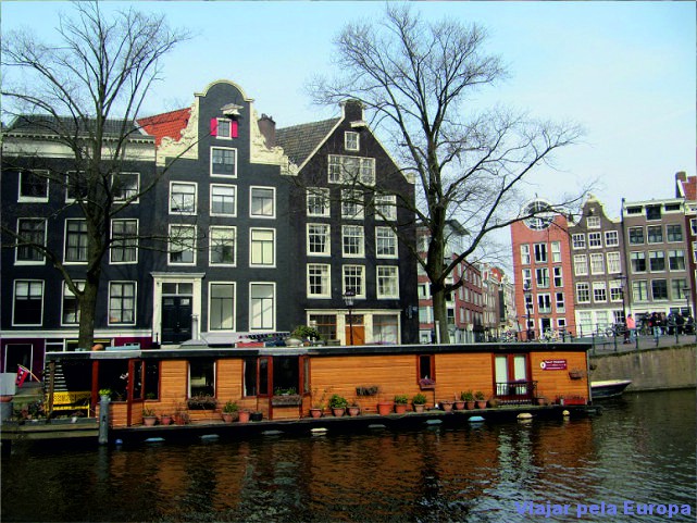 Muito charme passear de barco pelos canais de Amsterdam!