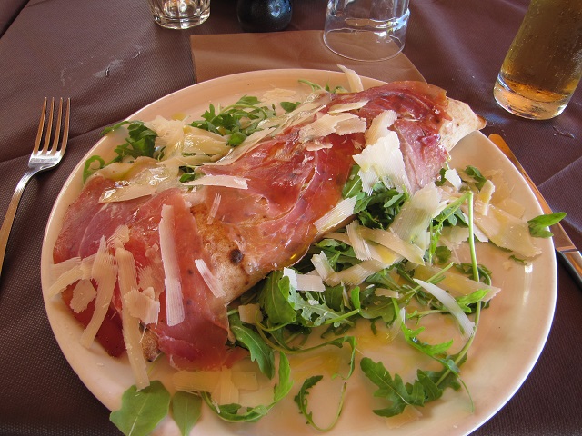 Calzone aos quatros queijos - servido com presunto italiano e salada.