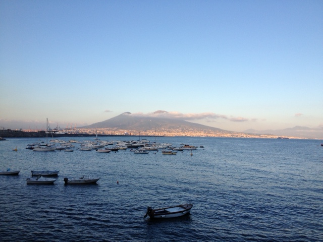 Vesúvio visto do Porto de Nápoles - Foto por: Gisele Almeida