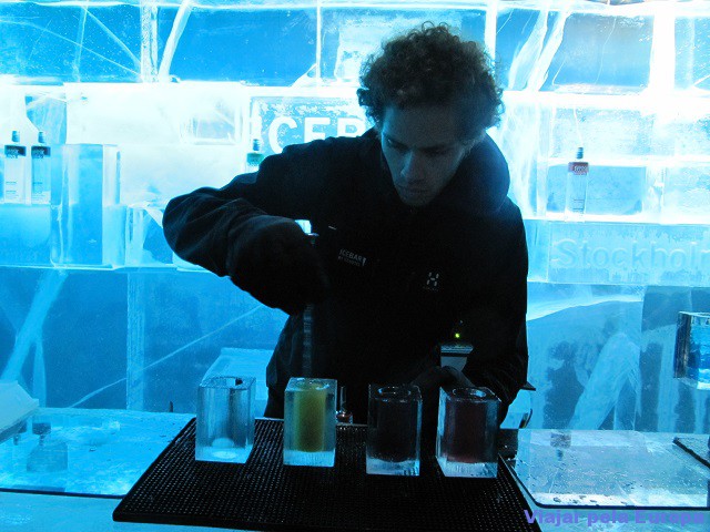 Barman preparando os drinks do Icebar.