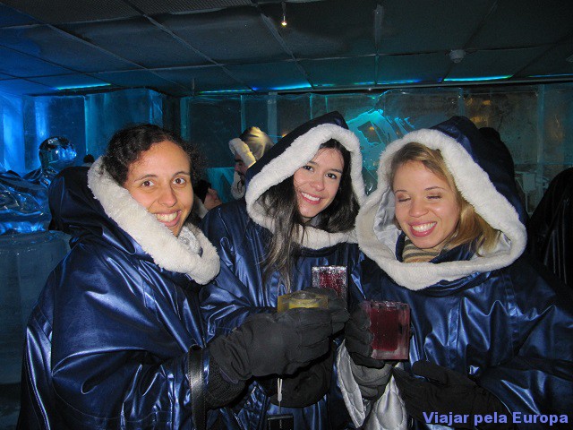 Juliana, Laís e eu no Icebar.