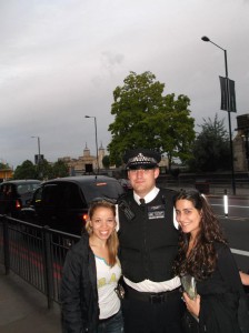 Gisele e Soraya com o Policial de Londres