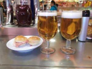 Canas y bocadillho no Museo del Jamon