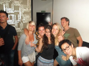 Espanhóis, mexicanos, portugas, brasucas e italianos em uma das paradas da noite de cañas y tapas em Madrid - 2012
