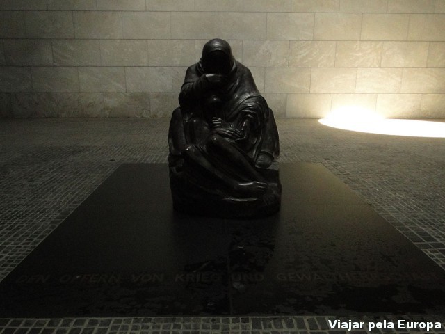 Interior do memorial pras vitimas da guerra