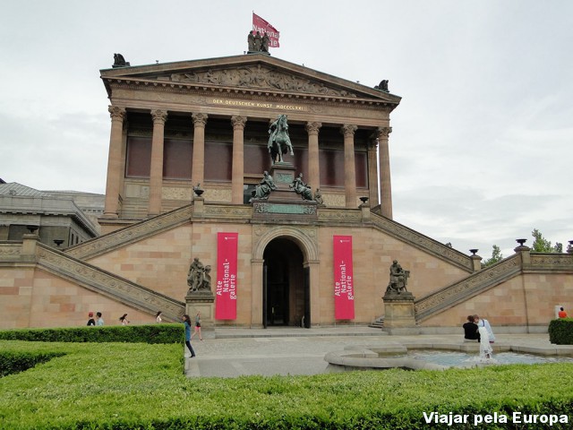 A entrada convidativa do Altes Museum