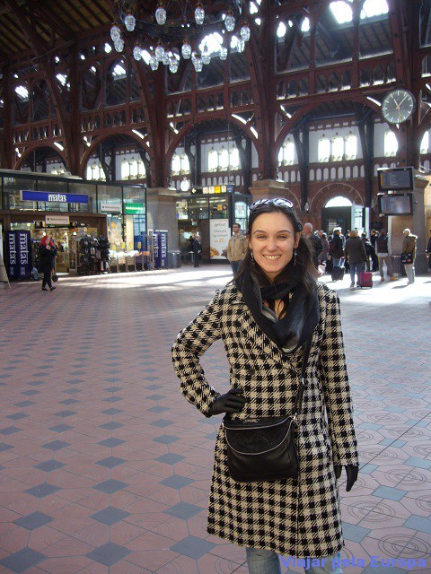 Nathalia Arduini na Estação Central de Copenhague