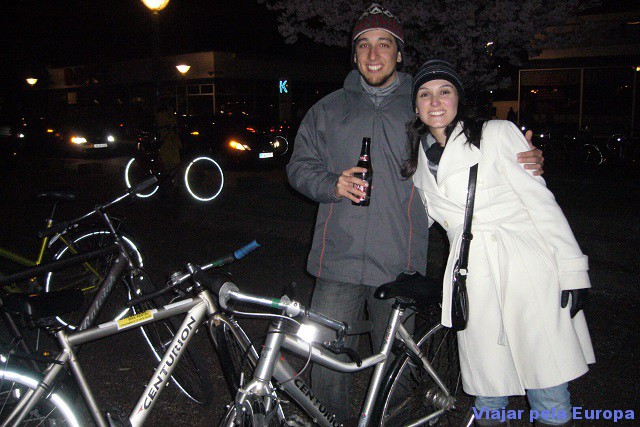 Nathalia Arduini e Henrique Araujo indo para balada de bike.