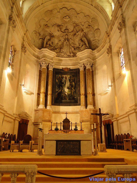 Interior da Basílica no Santuário de Fátima.