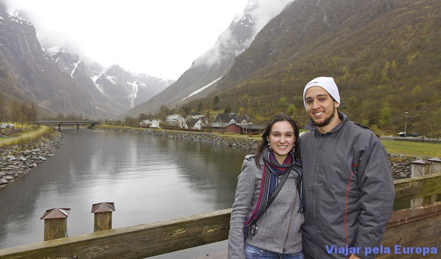 Nathalia Arduini e Henrique Araujo em Naeroyfjord - Noruega