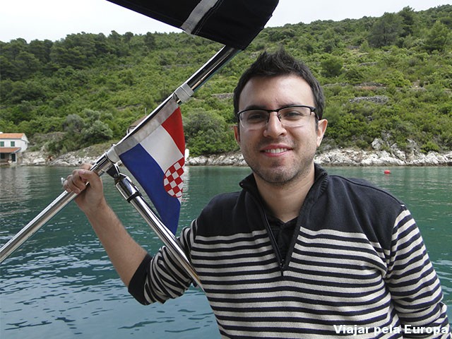 Meu noivo Jonatan era o mais animado com o passeio de barco, só que nessa foto não parece heheh