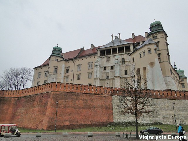 Castelo de Cracóvia visto de baixo