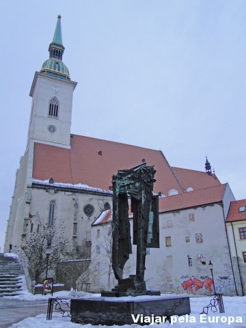 Lateral da catedral e monumento