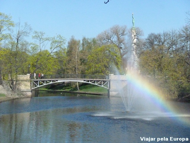 E o parque ficou ainda mais lindo com um arco-íris na fonte !