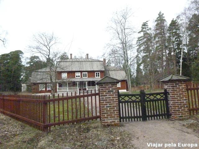 Museu e Parque Fölisön - Casa de madeira pintada imitando tijolo a vista.