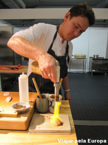 O chef preparando o nigiri de salmão braseado.