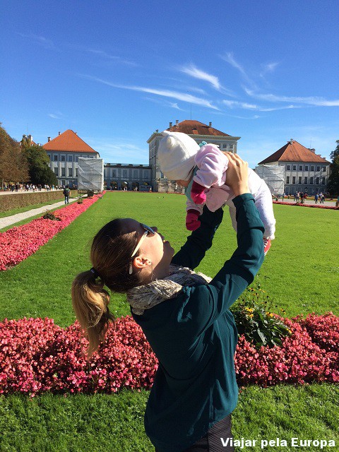 Nicole em sua primeira viagem. Nós no jardim do Nymphenburg Palace.
