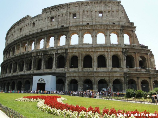 O Coliseu de Roma ainda mais lindo com esse jardim colorido!