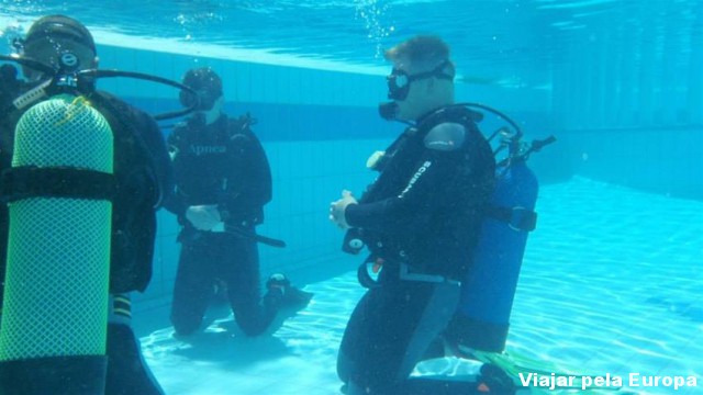 Testando as técnicas de mergulho em Creta. Foto: Blue Adventures Diving