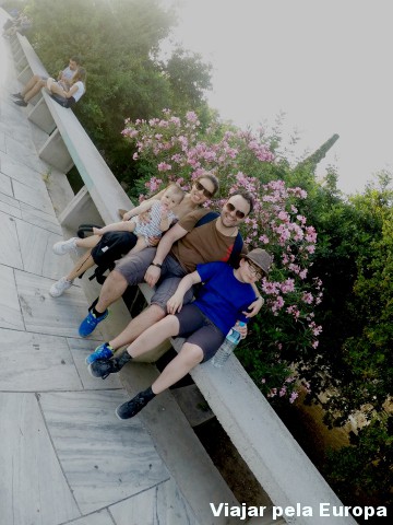 Aproveitando a pausa para fazer fotos de família em Atenas.
