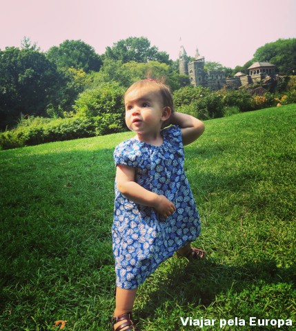Olha a Nicole fazendo poses no Central Park. Pensa em alguém ama brincar nessa grama :D