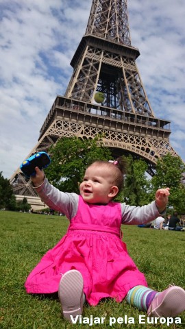 Nicole, nossa mini-viajante em Paris.