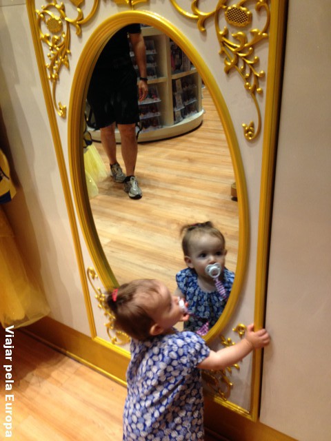 Espelho, espelho meu! Olha a Nicole divando na loja da Disney! rs