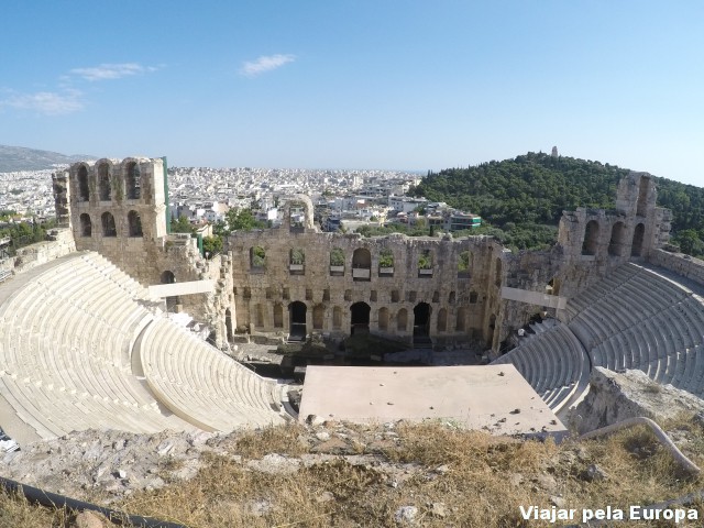 O imponente Teatro de Dionísio visto da Acrópole de Atenas.