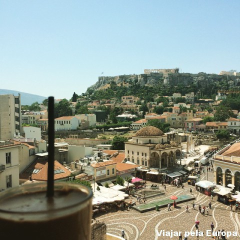 Delícia tomar um frappé com essa vista maravilinda para Atenas!