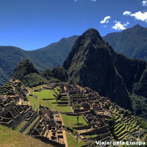Aquela montanha maior e super famosa é Huayna Picchu/ Wayna Picchu e a parte da cidade é Machu Picchu. Ai, ai...estou me apaixonando de novo só de olhar essa foto. :D
