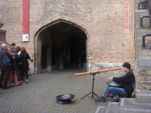 Nunca vou esquecer a sensação de ver esse artista de rua tocando instrumentos medievais