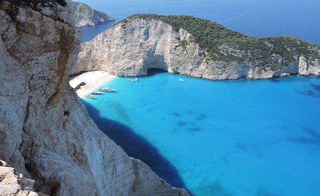Conheça Navagio: a praia mais incrível da Grécia
