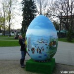 Era Páscoa, a cidade estava repleta de ovos de Páscoa decorados gigantes
